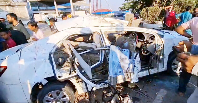 সাভারে বাসের সাথে সংঘর্ষে প্রাইভেটকারের তিন যাত্রীর মৃত্যু